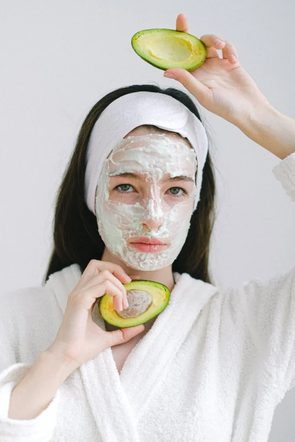 Mujer usando la crema a base de aguacate de Natissue